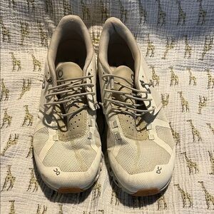 On Running women white Beige Athletic Shoes 8.5 40 gum sole elastic ties